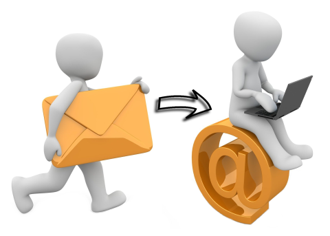 Bild von 2 Personen die den Wechsel von Briefversand auf E-Mail darstellen.